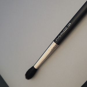 MAC 224 eyeshadow brush